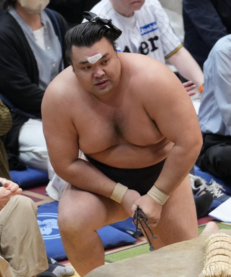 伯乃富士に寄り倒しで敗れた霧島　