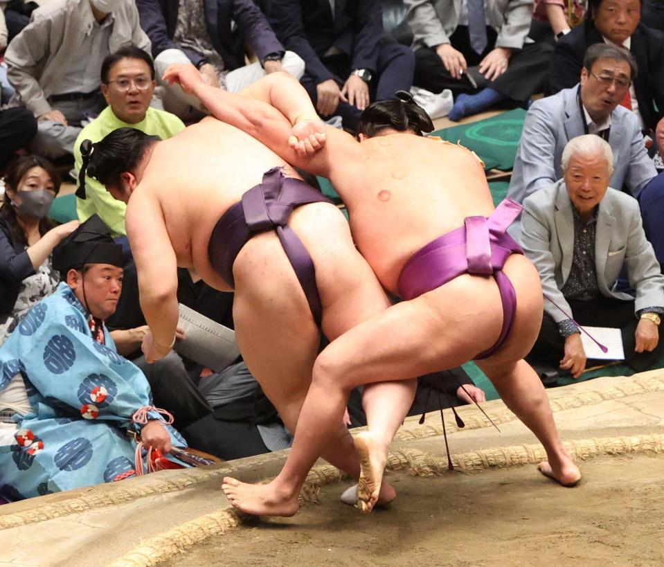 風賢央（左）を寄り倒しで破る尊富士