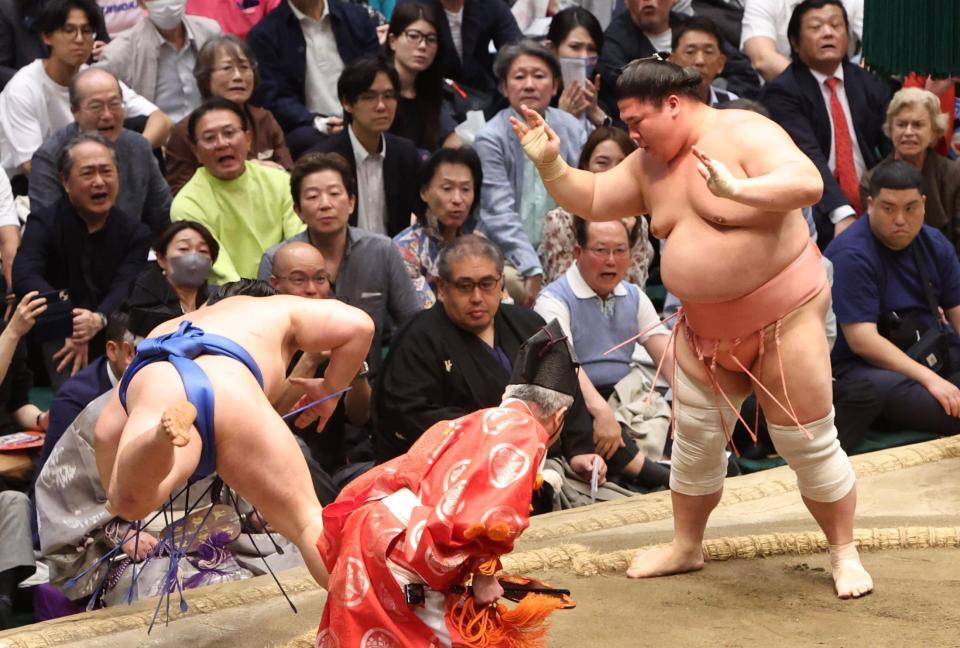 藤ノ川（左）を突き落としで破る宇良