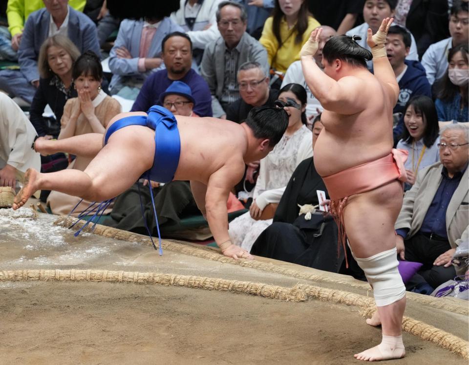 宇良㊨が突き落としで藤ノ川を破る