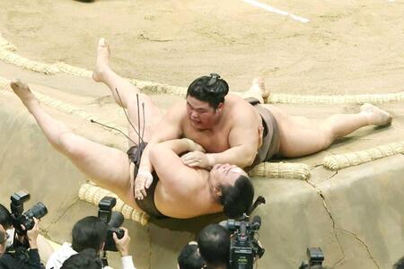 　伯乃富士（上）に寄り倒しで敗れた霧島