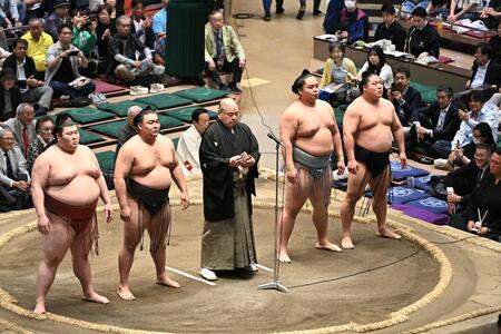 協会あいさつする八角理事長（中央）＝撮影・開出牧