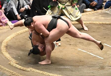 木竜皇（左）を小手投で破った旭富士（撮影・開出牧）