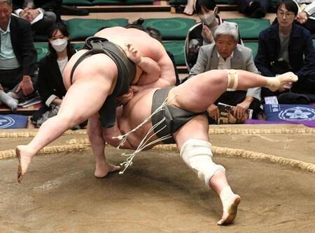 木竜皇（右）を小手投げで破り、三段目優勝を決めた旭富士（撮影・佐藤厚）