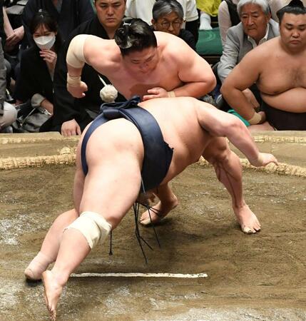 藤凌駕（手前）を肩すかしで下し、３敗を守った若隆景＝両国国技館（撮影・佐藤厚）