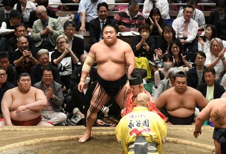 藤凌駕を肩すかしで下し、３敗を守った若隆景（撮影・佐藤厚）