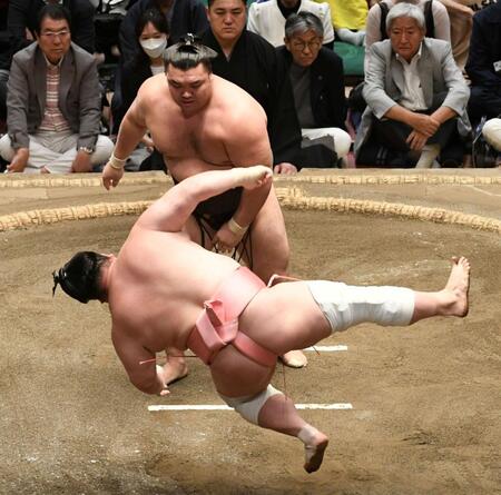 宇良（手前）を押し倒しで下し、３敗を守った霧島