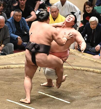 宇良（右）を押し倒しで破った霧島（撮影・開出牧）