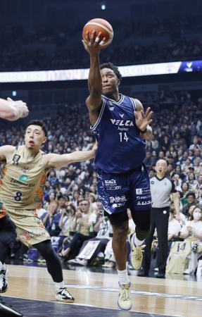 　長崎-琉球　第３クオーター、シュートを放つ長崎・ジョンソン＝横浜アリーナ