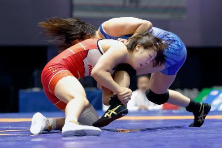 　女子５７キロ級決勝を制し優勝した藤波朱理（左）＝駒沢体育館