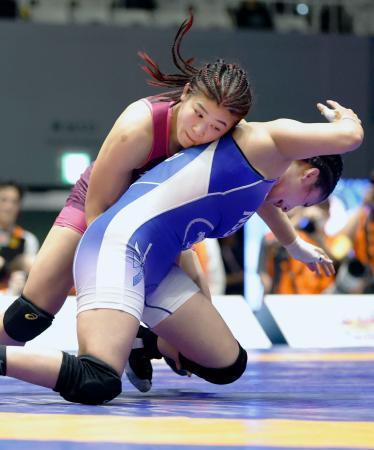 　女子６２キロ級決勝を制し優勝した尾崎野乃香（左）＝駒沢体育館