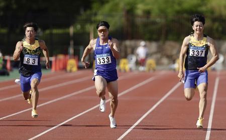　男子１００メートル決勝　力走する小池祐貴（中央）。右は多田修平＝たけびしスタジアム京都