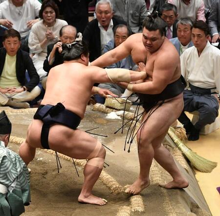 霧島（右）を押し出しで破り、２度目の優勝を決めた若隆景（撮影・佐藤厚）