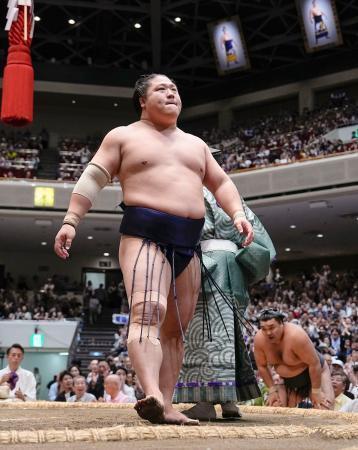 　大相撲夏場所千秋楽の優勝決定戦で、霧島（奥）を押し出しで破り優勝を決めた若隆景＝２４日、両国国技館