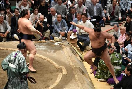 霧島（右）を押し出しで破り、２度目の優勝を決めた若隆景＝両国国技館（撮影・佐藤厚）