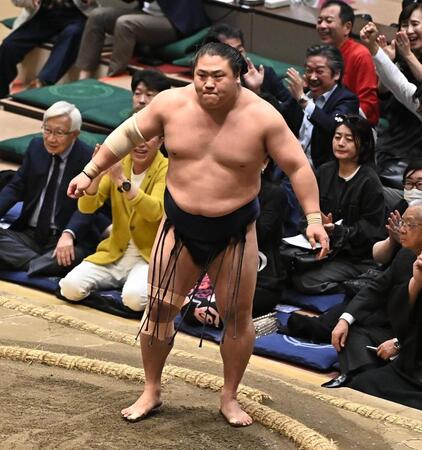 霧島を破り優勝を決めた若隆景（撮影・開出牧）