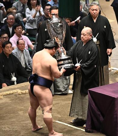 八角理事長（右）から賜杯を受け取る若隆景（撮影・開出牧）