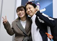 姉の高木菜那さん（左）と写真に納まる高木美帆さん（提供・共同通信社）