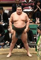 木竜皇を小手投げで破り、三段目優勝を決めた旭富士（撮影・佐藤厚）
