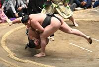 木竜皇（左）を小手投で破った旭富士（撮影・開出牧）