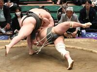 木竜皇（右）を小手投げで破り、三段目優勝を決めた旭富士（撮影・佐藤厚）