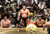 藤凌駕を肩すかしで下し、３敗を守った若隆景（撮影・佐藤厚）
