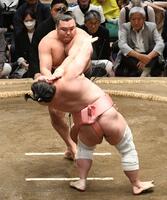 宇良（手前）を押し倒しで下し、３敗を守った霧島（撮影・佐藤厚）