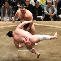 宇良（手前）を押し倒しで下し、３敗を守った霧島