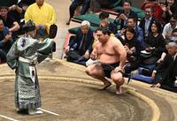 霧島を破り勝ち名乗りを受ける若隆景（撮影・開出牧）