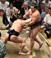 霧島（右）を押し出しで破り、２度目の優勝を決めた若隆景（撮影・佐藤厚）
