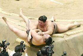 　伯乃富士（上）に寄り倒しで敗れた霧島