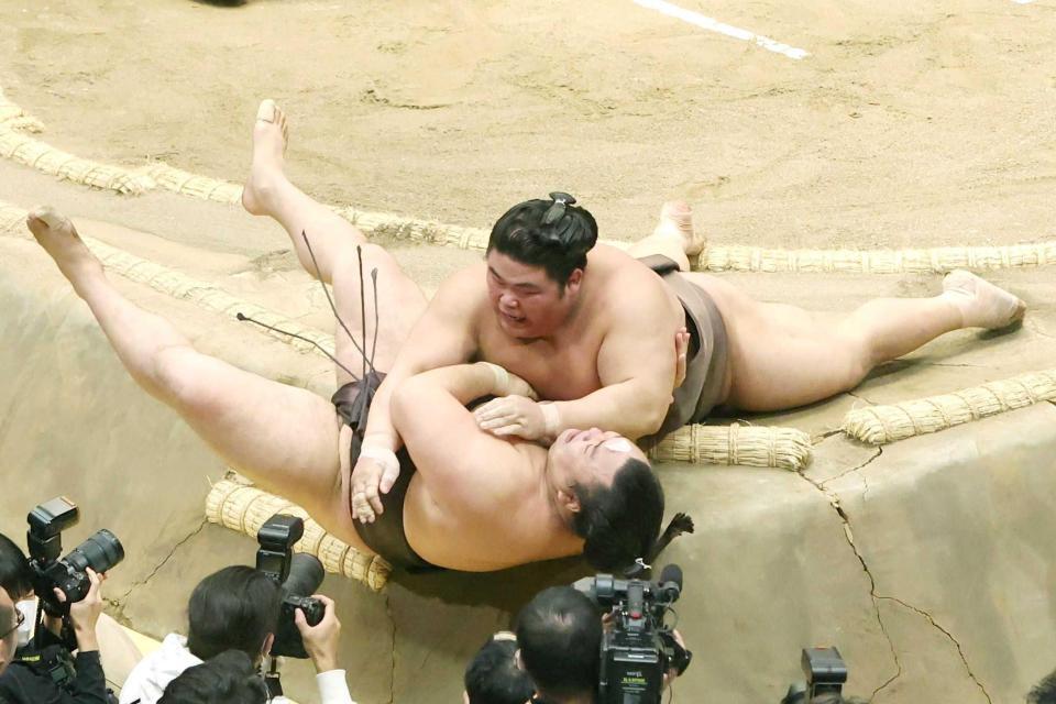 　伯乃富士（上）に寄り倒しで敗れた霧島