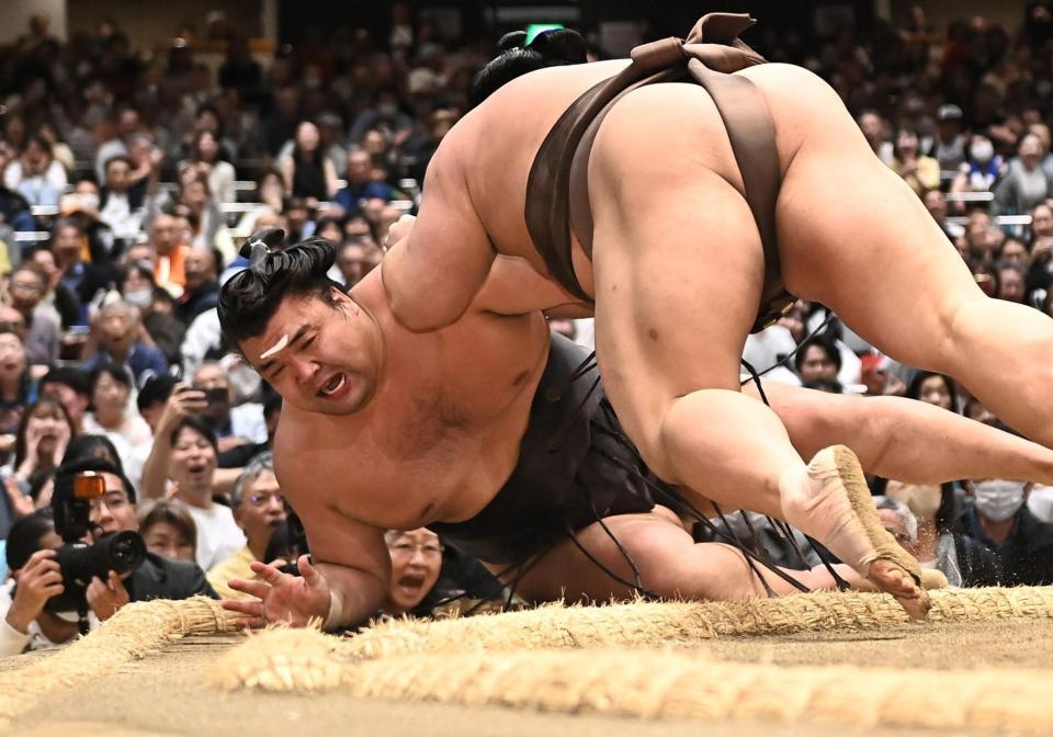 伯乃富士（手前）に寄り倒しで敗れた霧島（撮影・開出牧）