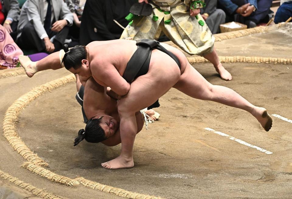 木竜皇（左）を小手投で破った旭富士（撮影・開出牧）