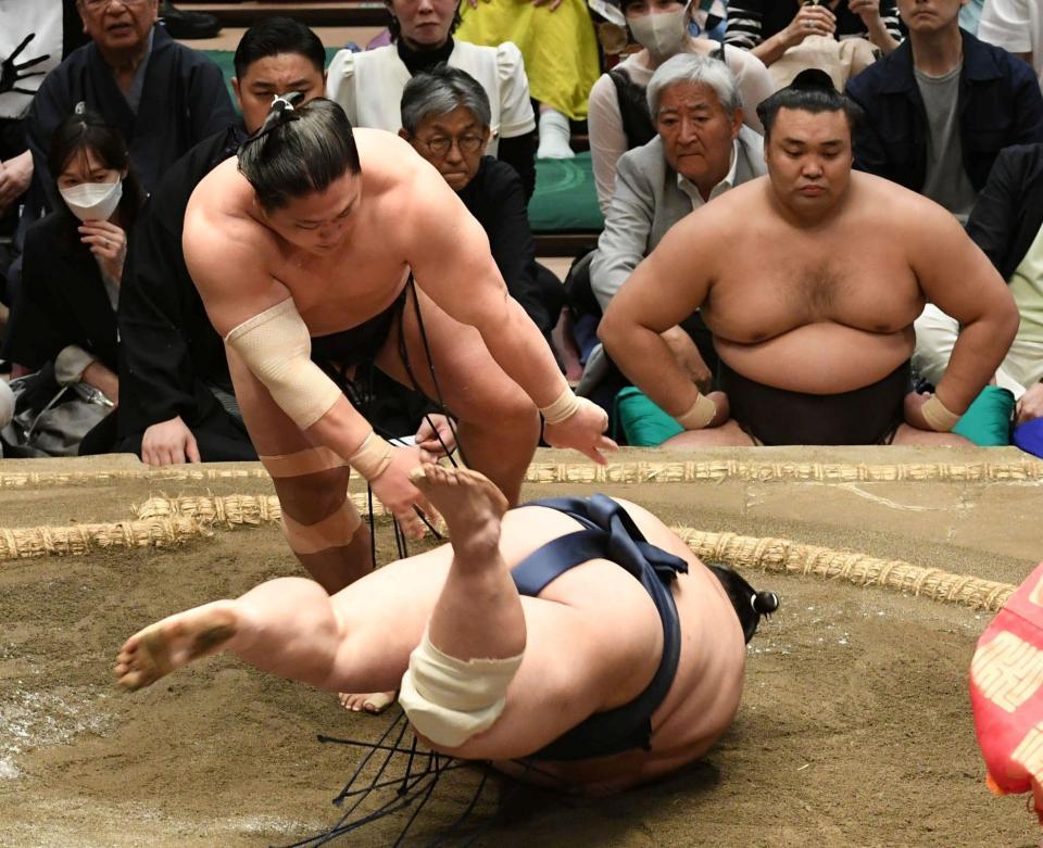 藤凌駕（手前）を肩すかしで下し、３敗を守った若隆景（撮影・佐藤厚）