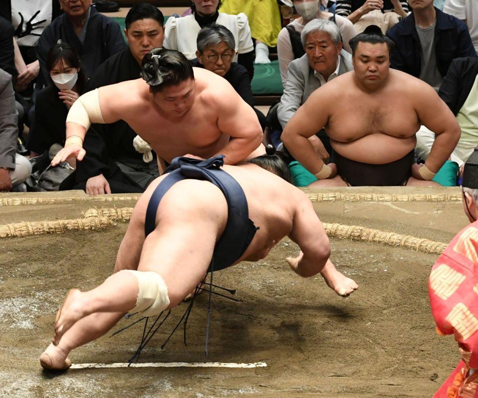 藤凌駕（手前）を肩すかしで下し、３敗を守った若隆景＝両国国技館（撮影・佐藤厚）