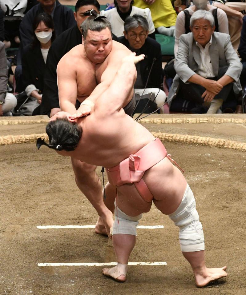 宇良（手前）を押し倒しで下し、３敗を守った霧島（撮影・佐藤厚）