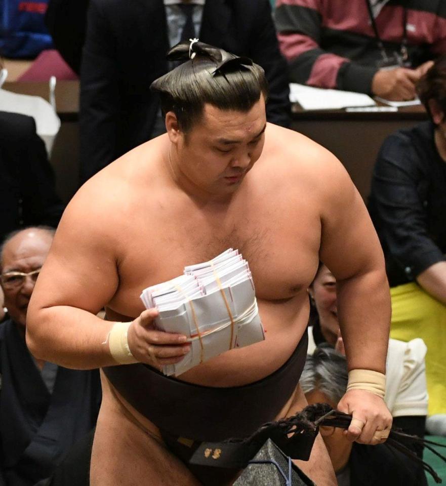 分厚い懸賞の束を手にする霧島（撮影・佐藤厚）
