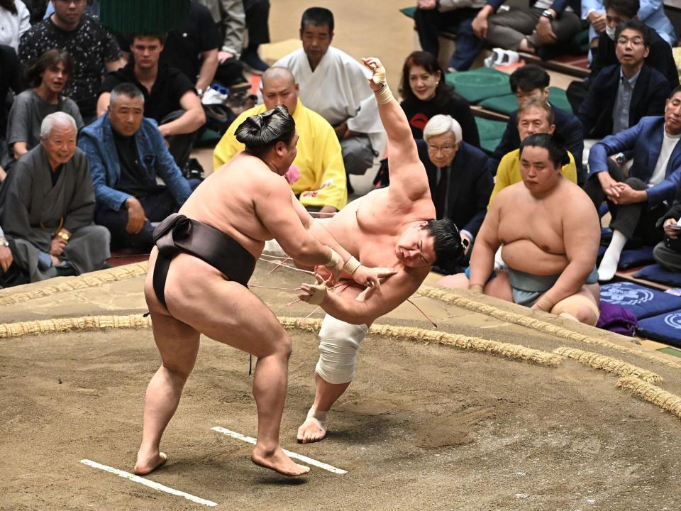 宇良（右）を押し倒しで破った霧島（撮影・開出牧）
