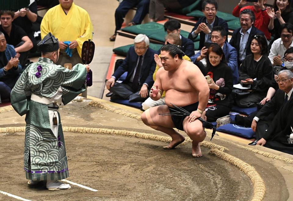 霧島を破り勝ち名乗りを受ける若隆景（撮影・開出牧）