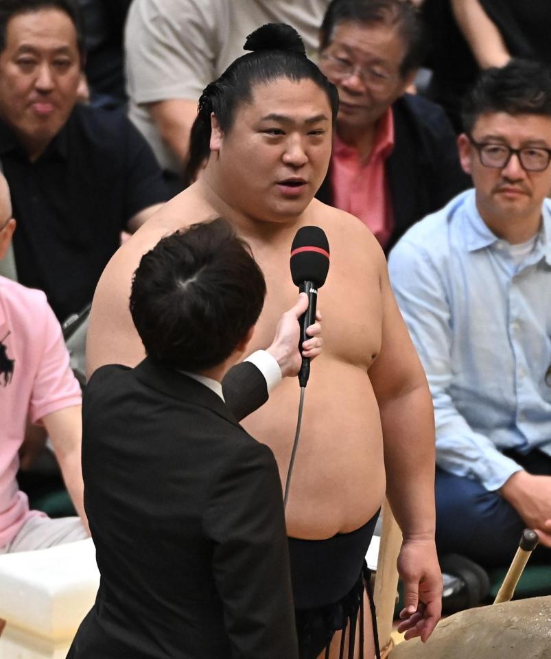 優勝インタビューで喜びを語る若隆景（撮影・開出牧）
