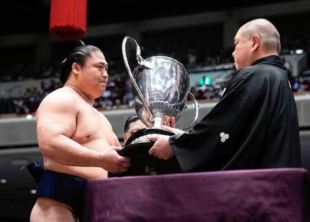 　優勝を果たし、八角理事長（右）から賜杯を受け取る若隆景