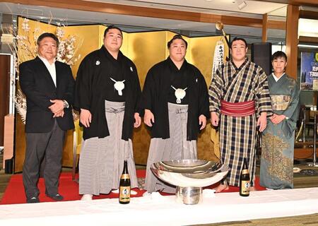 　祝勝会で家族から祝福される若隆景（中央）。左から父の大波政志さん、若元春、若隆元、母の文子さん