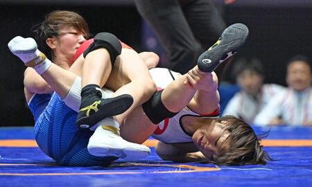 　女子５７キロ級決勝で、永本聖奈（左）と組み合う藤波朱理