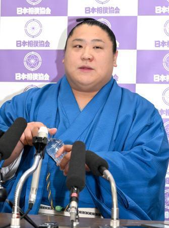 　２度目の優勝を果たし、千秋楽から一夜明けの記者会見をする小結の若隆景＝２５日、両国国技館
