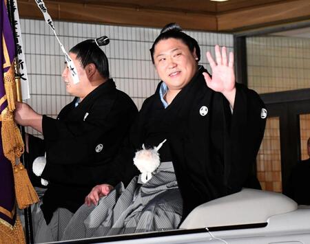 手を振ってパレードに出発する若隆景（撮影・佐藤厚）