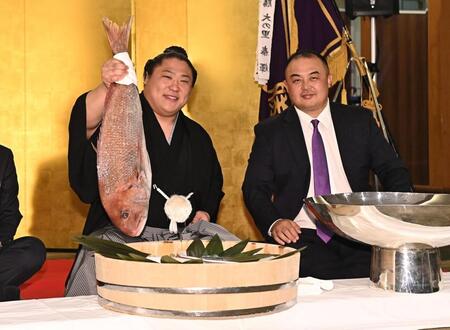 祝勝会で鯛を手に会心の笑みを浮かべる若隆景＝２４日