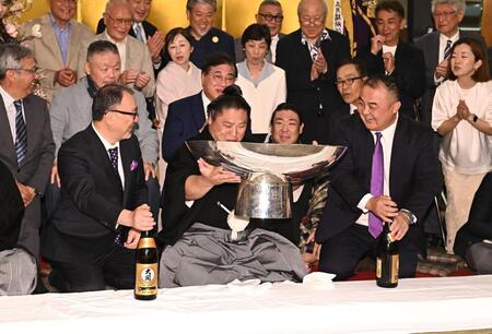 祝勝会で大杯を手に笑顔の若隆景。右は荒汐親方＝２４日