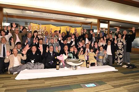 祝勝会で後援会にバンザイで祝福される若隆景（前列左から４人目）＝２４日