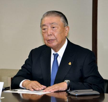 　横綱審議委員会後に記者会見する大島理森委員長＝２５日、両国国技館
